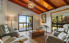 Anchored On Capes - 5 Bed Lakes Entrance Stay